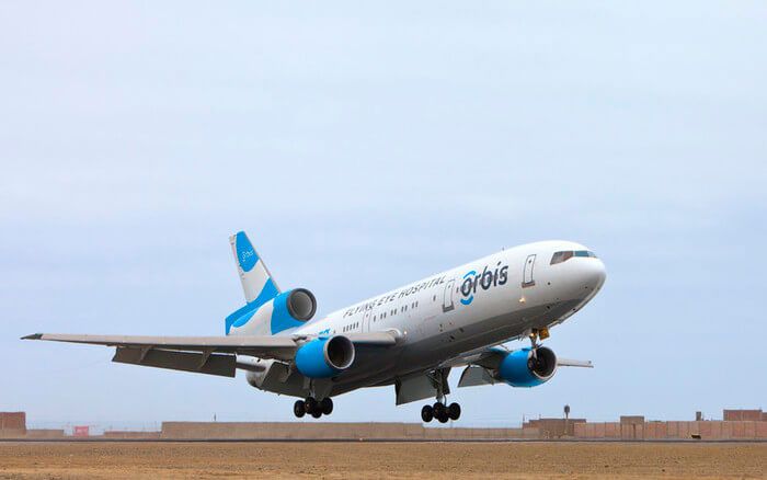 A picture of a DC-10 landing